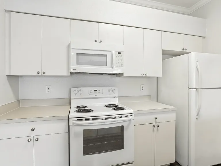 Waters Edge Apartments — Photo 23