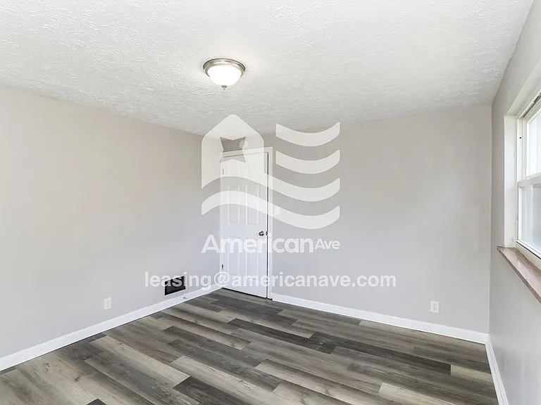 619606_012_bedroom_10.jpg