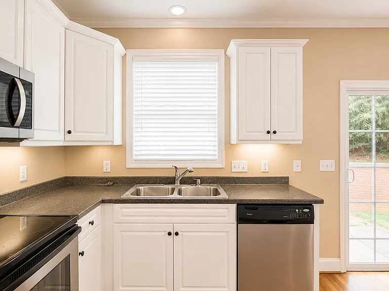 112 Saint James Pl — Photo 10