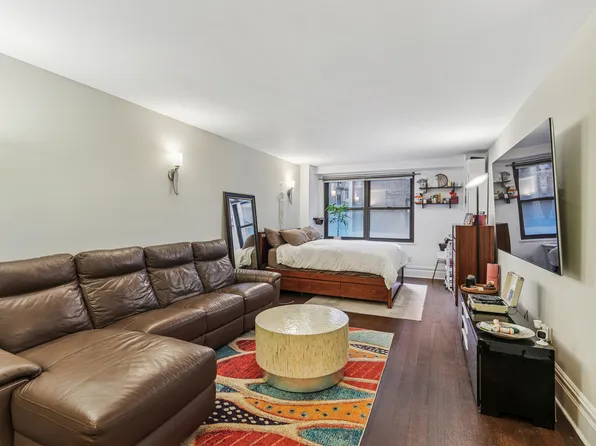 305 East 40th Street image 2 of 16