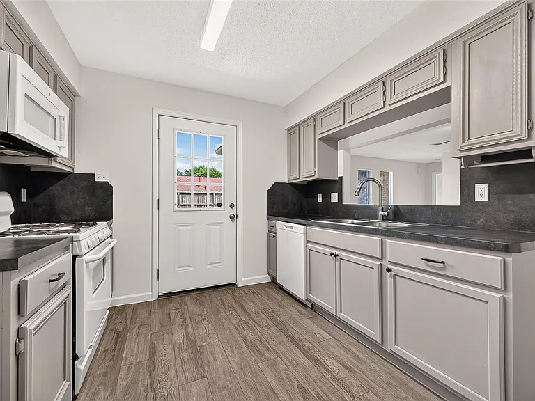 7407 Cortes Dr — Photo 11
