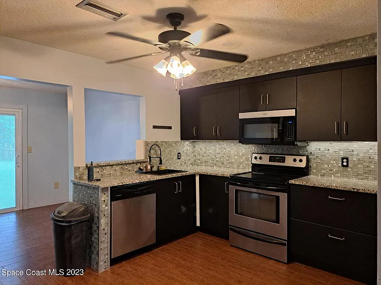 1311 Cindy Cir NE — Photo 3