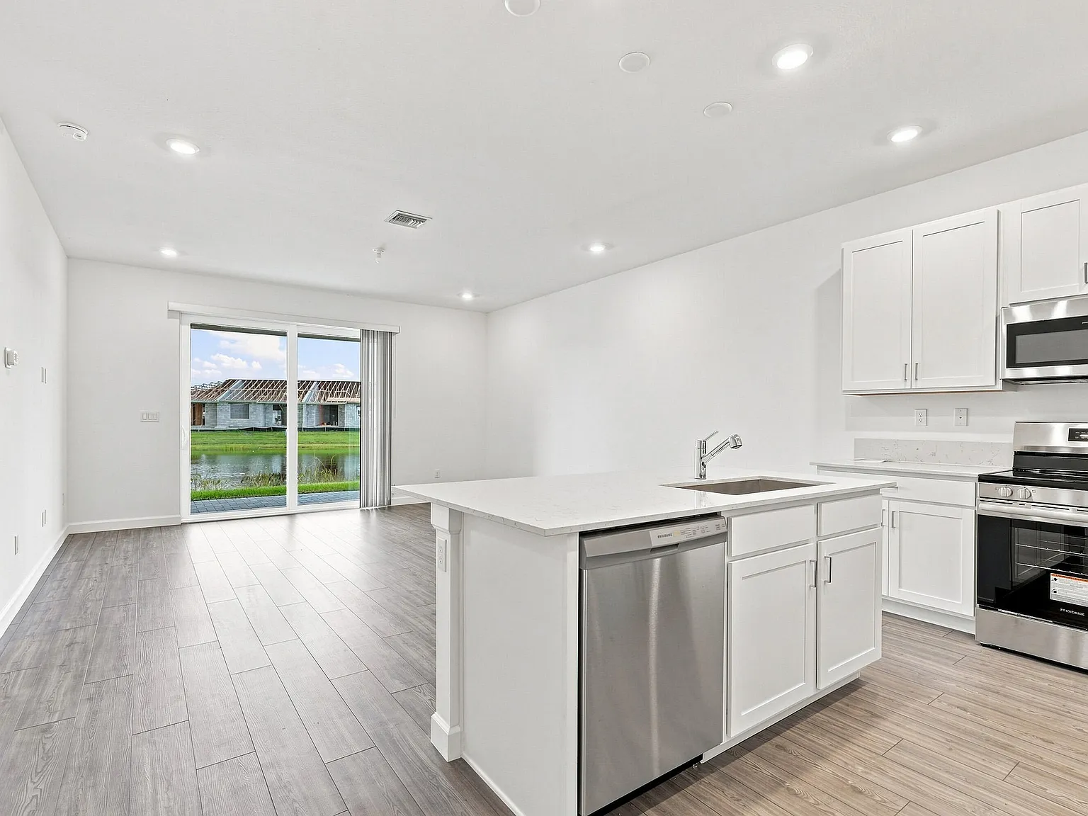 3 bed, 2.0 bath, 1436 sqft, $2,200 — Photo 2