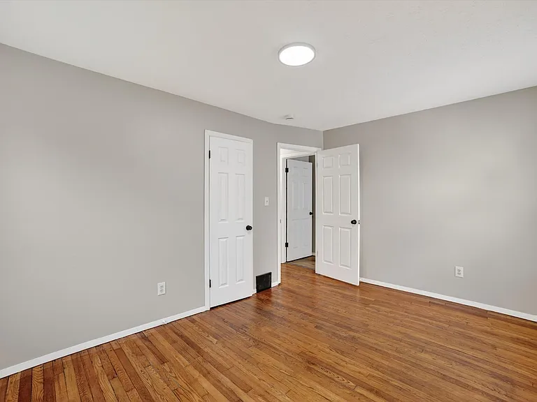 303 S Green Rd — Photo 16