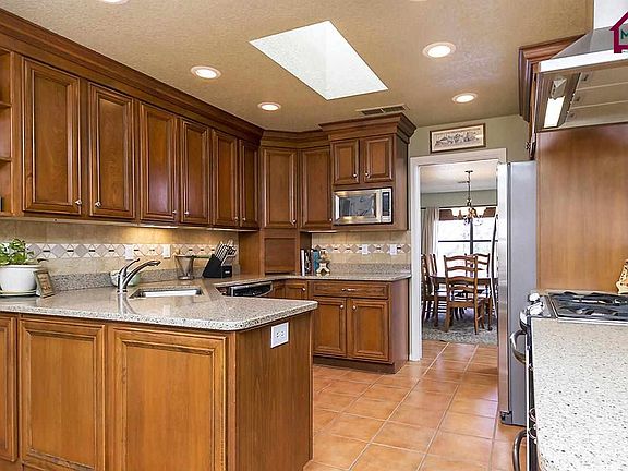 5th image of 102 Lytton Cir