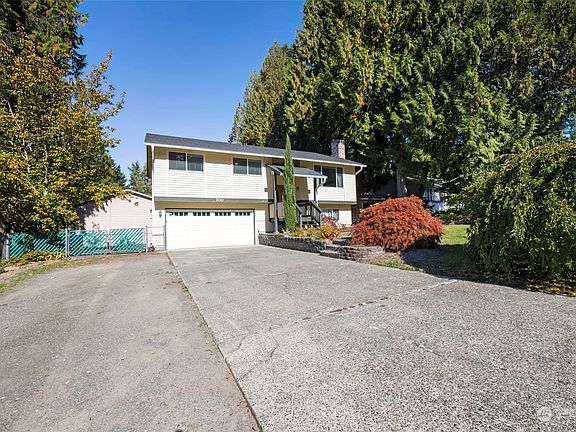 2nd image of 700 NW Fairwood Way
