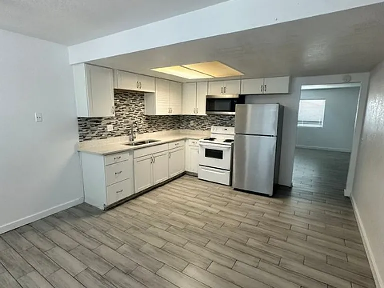 5318 W Turney Ave — Photo 2