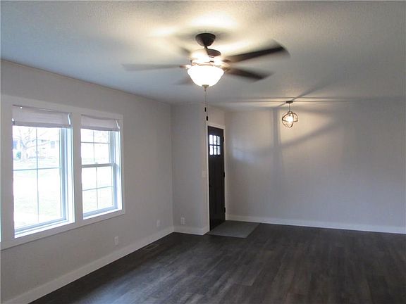 4th image of 702 E Cronkhite St