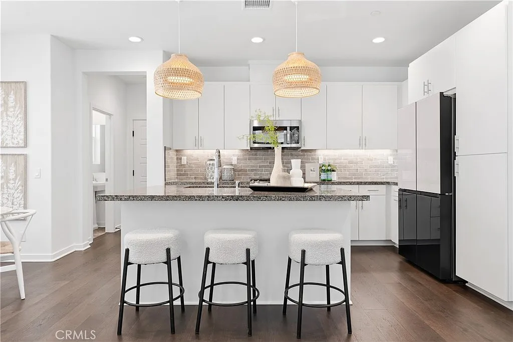 2 bed, 2.5 bath, 1341 sqft, $4,200 — Photo 3