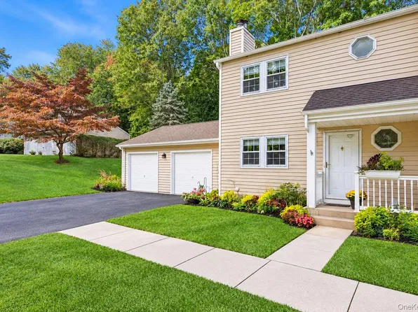 24 Huntington Commons, Yaphank, NY 11980