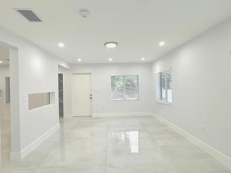 400 NW 48th St — Photo 10
