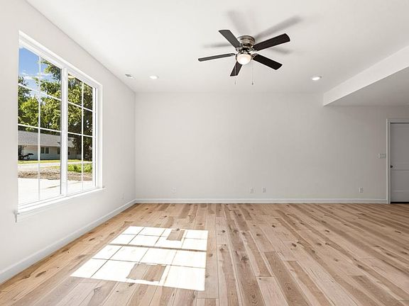 5th image of 405 Clark St
