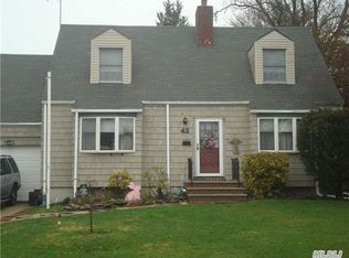 42 Berwick Rd, Hewlett, NY 11557