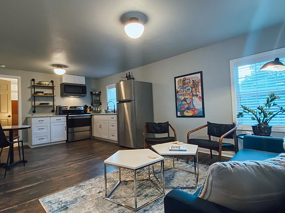 2nd image of 345 W Nacogdoches St #1/2