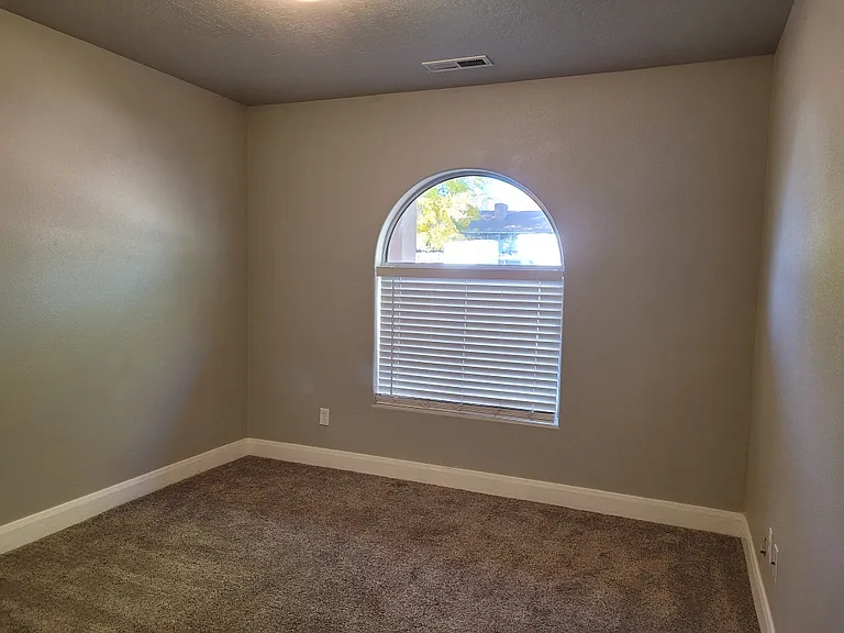 154 E 200 S — Photo 9