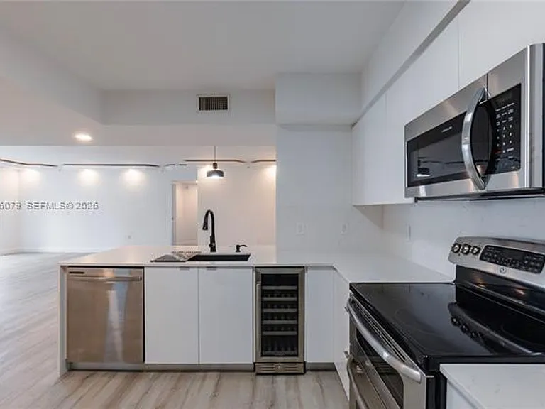 1155 Brickell Bay Dr #2204 — Photo 3