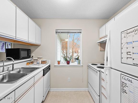3rd image of 322 Brownlea Drive #4e