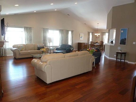 3rd image of 532 Saddlebrook Ln