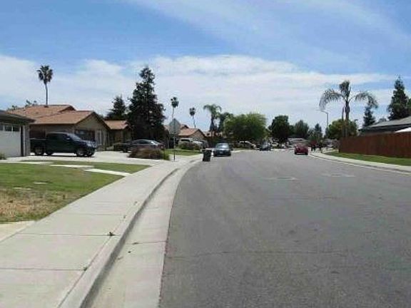 Exterior Neighborhood (street photo)