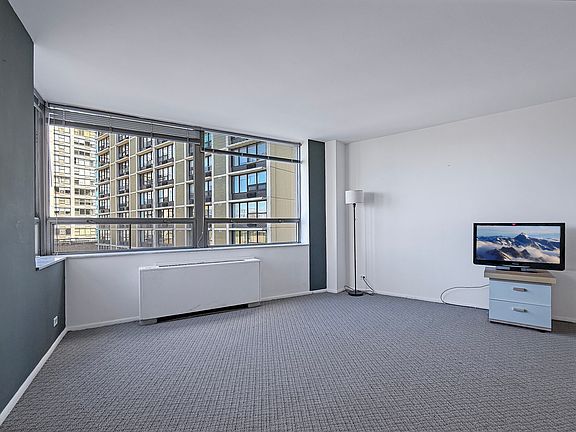 3rd image of 5701 N Sheridan Rd APT 6D