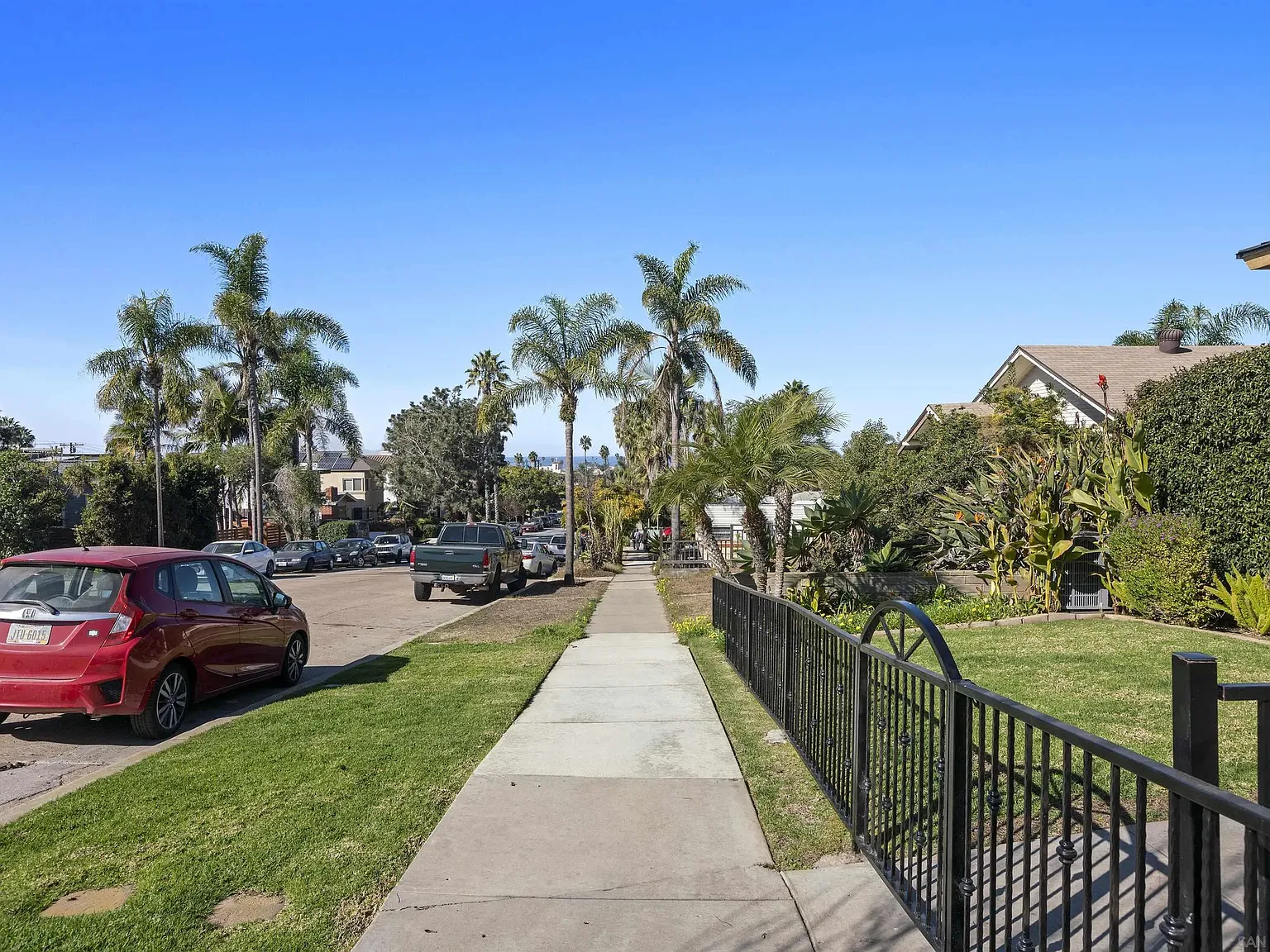 2 bed, 1.0 bath, 915 sqft, $6,000 — Photo 2