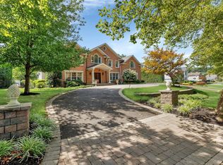 6 Tiana Pl, Dix Hills, NY