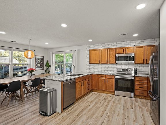 5th image of 100 Cedar Glen Dr