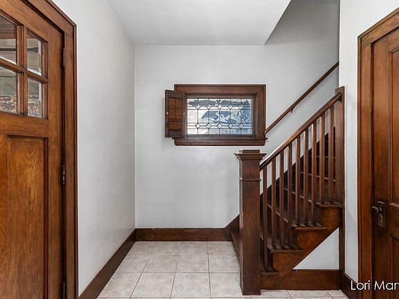 4th image of 1045 Courtney St NW