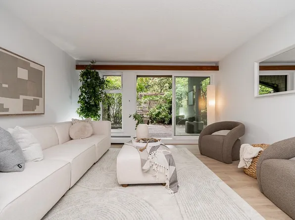 7055 Wilma St #220, Burnaby, BC V5E 4B1