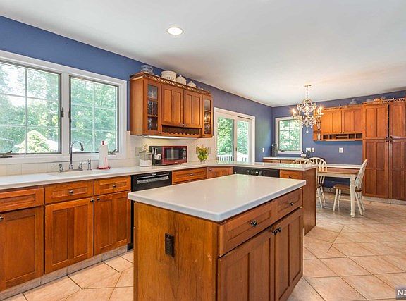 3rd image of 79 Morley Dr