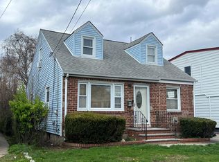 220 Raff Ave, Mineola, NY 11501