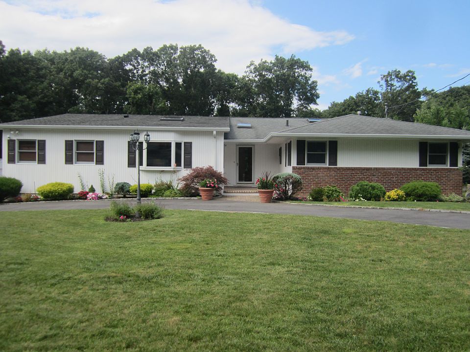 1st image of 40 Harvard Dr