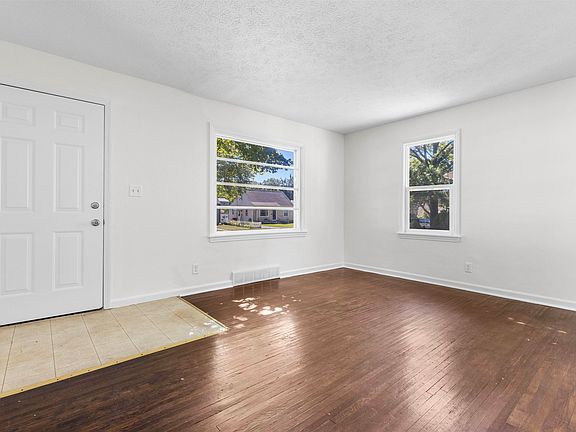 3rd image of 1927 Sharon Ave