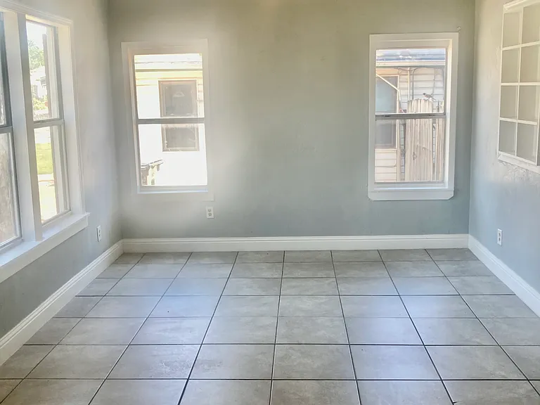 4704 N Mueller Ave — Photo 3