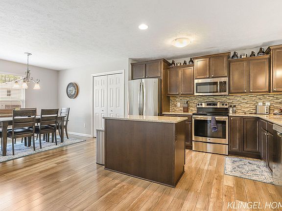 5th image of 926 N Sandalwood Cir