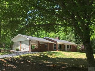 2433 Sunrise Dr, Hickory, NC 28602