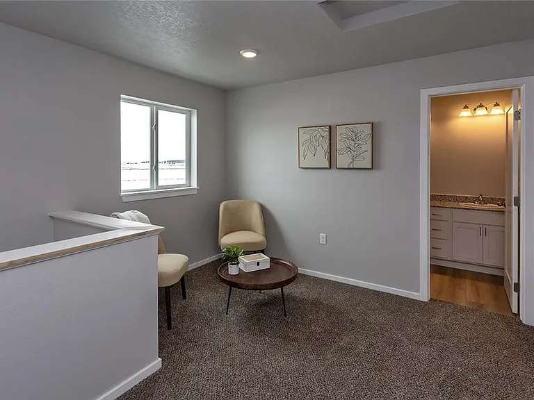 236 NW Greenwood Pl — Photo 7