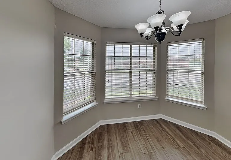 1633 Dexter Ln — Photo 5