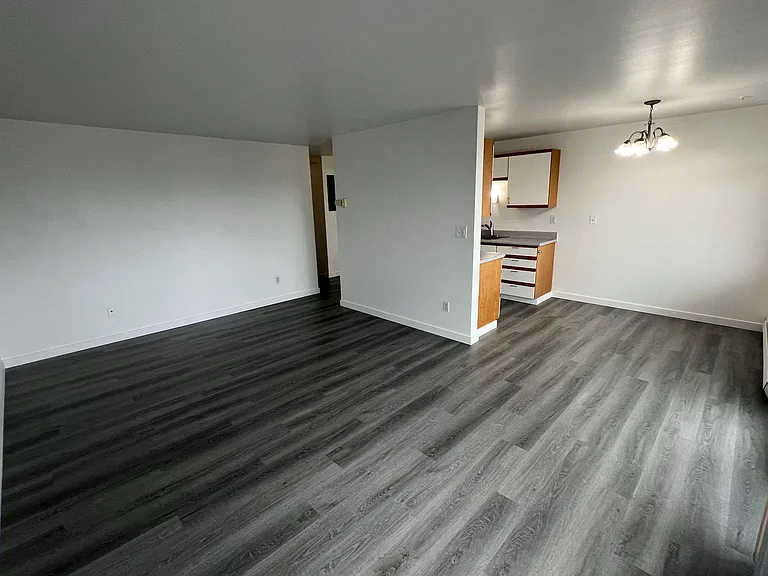 527 Summit Ave E — Photo 18