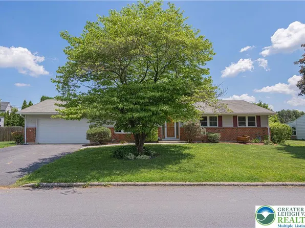 1359 Oak Dr, Macungie, PA 18062