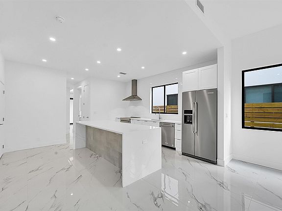 4th image of 809 NE 16th Terrace
