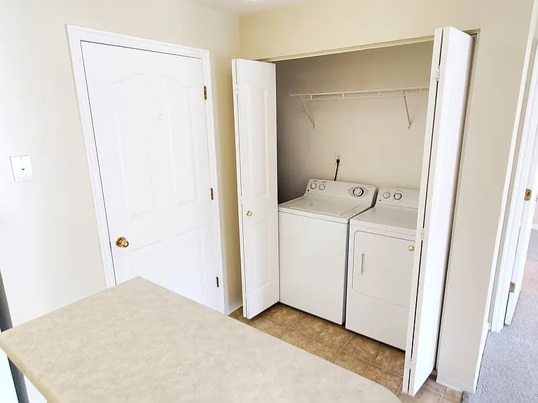 Parkwood Pointe Apartments — Photo 37