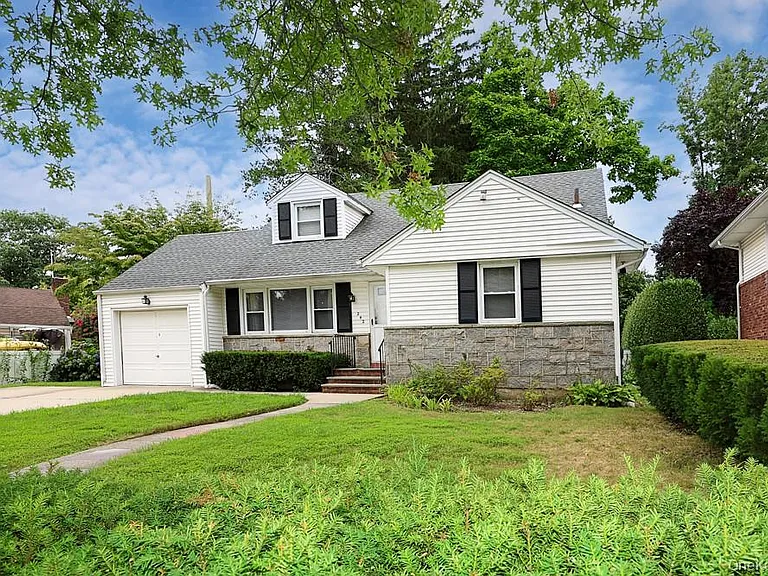 242 Clinton Rd — Photo 3