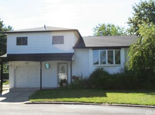 366 W 19th St, Deer Park, NY 11729