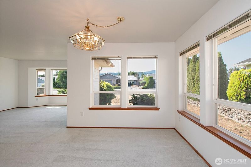 5th image of 942 E Willow Street