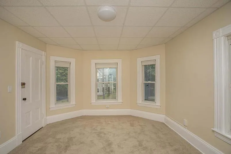 3 bed, 1000 sqft, $2,200 — Photo 2