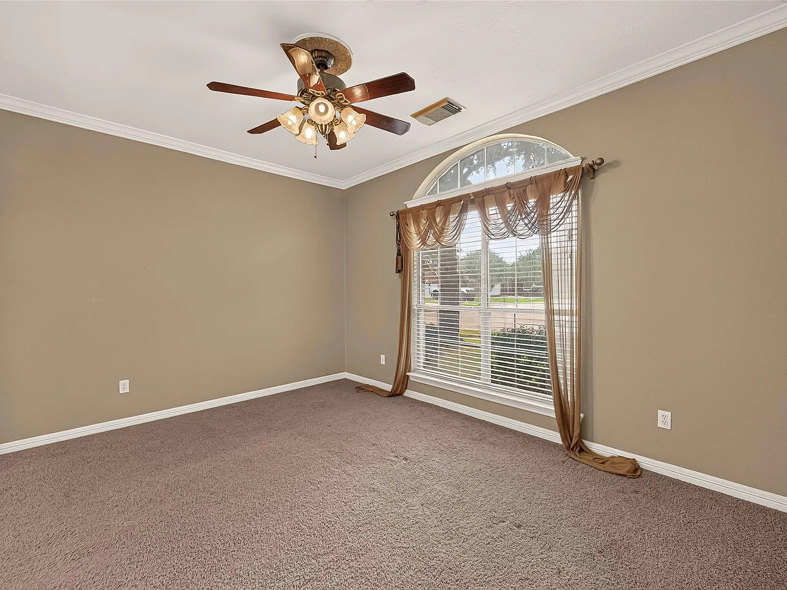 3 bed, 2.5 bath, 2451 sqft, $2,475 — Photo 3