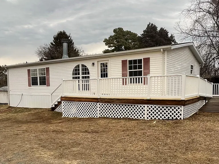 305 Hammond St — Photo 1