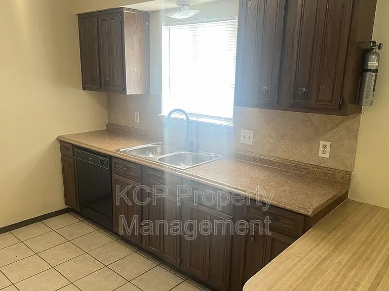 8516 S 35th Ter — Photo 5