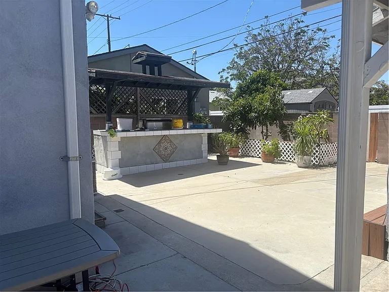 3613 W Victory Blvd — Photo 3